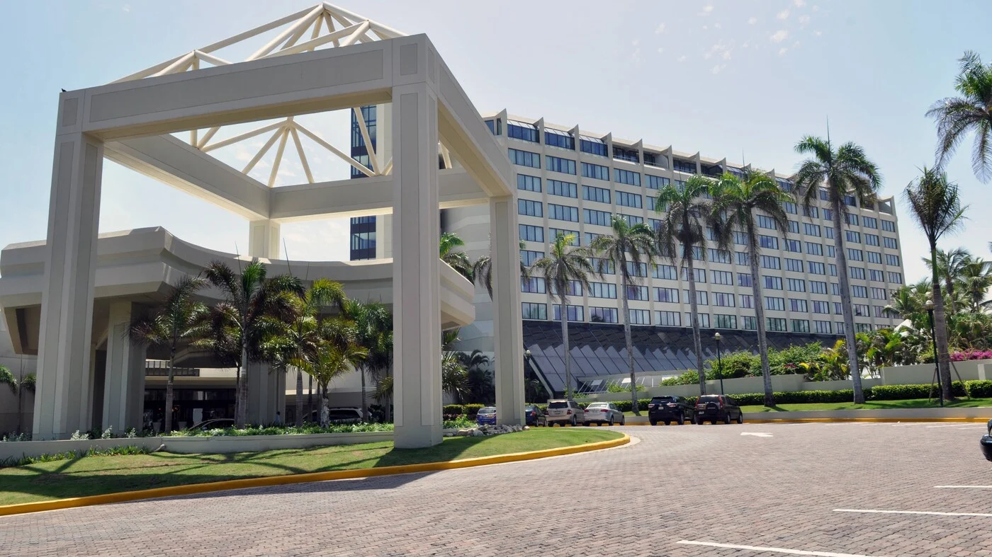 Renaissance Santo Domingo Jaragua · Hotel exterior and entrance