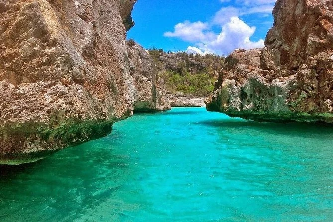 Turquoise water and rocky landscapes in the Dominican Republic